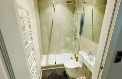 Alquiler de un elegante apartamento amueblado de 3 habitaciones, 74 m², Śródmieście, Varsovia, Polonia